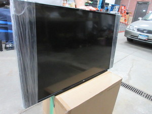lot 372 image: 43 LG LCD TV - NEW