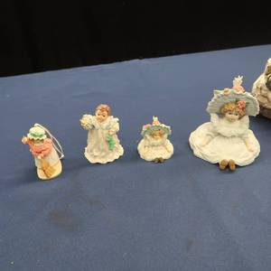 lot 11 image: HEIRLOOM TRADITIONAL COLLECTIBLES