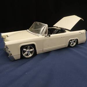 lot 22 image: BRATZ DOLL CAR PEARL WHITE