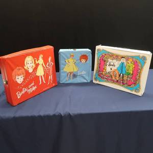 lot 39 image: VIINTAGE BARBIE DOLL CASES3