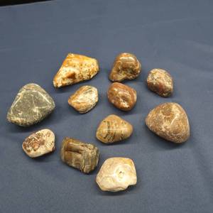 lot 41 image: AGATES LARGE LOT  LK