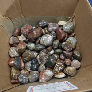 lot 43 image: HUGE LOT OF AGATES