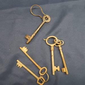 lot 52 image: 5 ANTIQUE KEYS