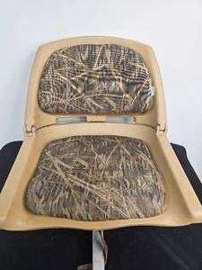lot 4 image: Folding Fishing Boat Seat - Tan Camouflage w Mount