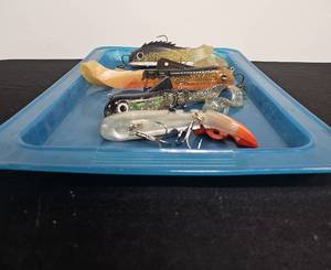lot 31 image: 4 Muskie Lures