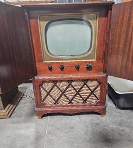 lot 59 image: RCA Victor Cabinet TV - Model 17 T 172