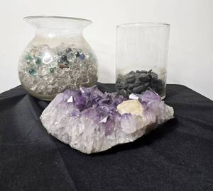 lot 96 image: Quartz Chunk and Other RockPebble Decor in Vases