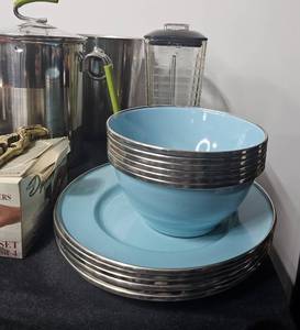 lot 106 image: Various VTG Kitchen and Dishware, Juicer and Oyster Blender Carafe - electronic items are untested
