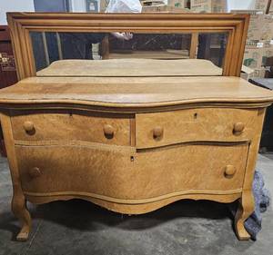 lot 129 image: Vintage Dresser w Unmatched Mirror