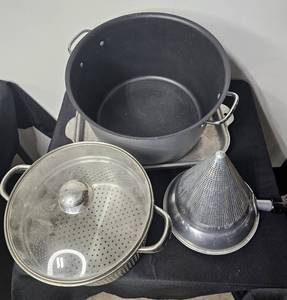 lot 138 image: Various PotsPans Kitchenware
