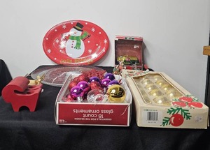 lot 149 image: Christmas Plates, Various Christmas Glass Ornaments and Other Christmas Decor