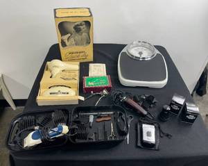 lot 156 image: Various Vintage Grooming Tools and Scale