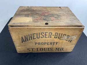 lot 172 image: VTG Anheuser-Busch BoxCrate with Lid