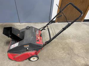 lot 179 image: Yard Machines Snow Blower - 4.5HP21- untested