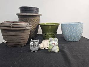 lot 194 image: Outdoor Plastic and Ceramic Pots and Planters - various sizes and materials. Misc Outdoor Decor Included