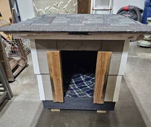 lot 204 image: Large Raised Dog House