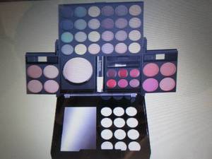 Giordano Colors 45-Pc. Beauty Trave...