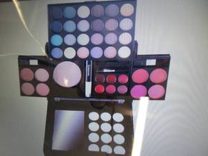 Giordano Colors 45-Pc. Beauty Trave...