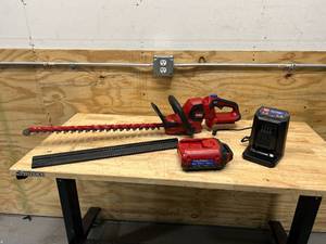 lot 22 image: TORO 60V MAX 24 in. (60.96 cm) Hedge Trimmer with 2.5Ah Battery and Charger