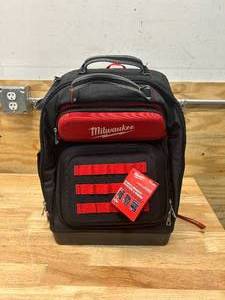 lot 27 image: MILWAUKEE 15 in. Ultimate Jobsite Backpack (02062457.04)