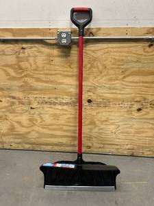 lot 135 image: SUNCAST Snow Shovel