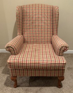 lot 146 image: Vintage Plaid Arm Chair with 2 Accent Pillows