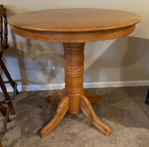 lot 46 image: Wooden Pub Table with 4 Stools
