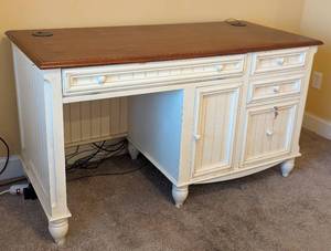 lot 6 image: Cream Farmhouse Style Desk