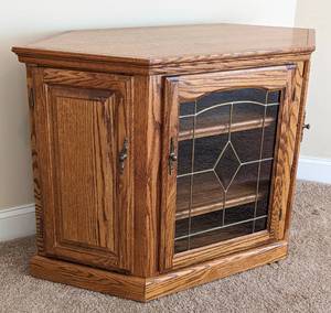 lot 21 image: Oak Glass Front Entertainment Cabinet