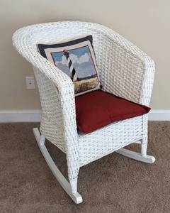 lot 10 image: Charming White Wicker Rocking Chair