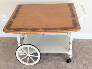 lot 18 image: Vintage Ethan Allen Hitchcock Style Rolling Tea Cart