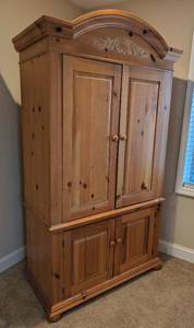 lot 5 image: Broyhill Pine Armoire