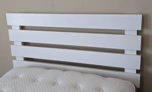lot 12 image: White Wood Twin Bed Frame