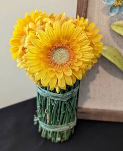 lot 33 image: Assorted Floral Home Decor