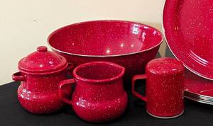 lot 157 image: Red Enamel Dish Set