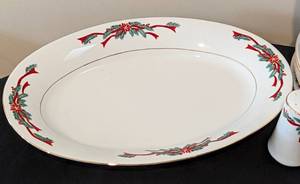 lot 162 image: Poinsettias and Ribbons Dish Set