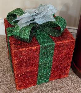 lot 166 image: Fun Christmas Decor