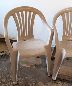 lot 182 image: Plastic Patio Chairs and Side Table