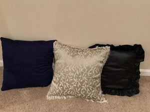 lot 122 image: Variety of Accent Throw Pillows