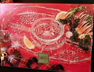 lot 126 image: Gorgeous NEW in The Box Sarah Peyton Tempered Glass Lazy Susan and Mikasa Serving Platter