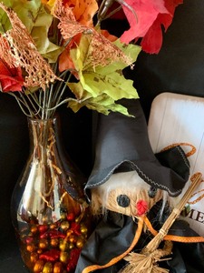lot 105 image: Wonderful FallHalloween Themed Home Decor