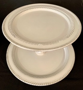 lot 106 image: Pretty White Two Tiered Dessert Stand