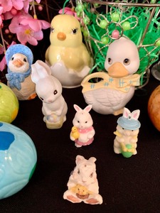 lot 108 image: Spring Easter Collection of Marble Eggs, Figurines, Baskets and More