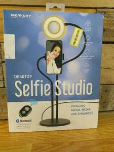 lot 88 image: Merkury Desktop Selfie Studio Vlogging Ring Light Phone Holder with Remote