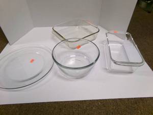 lot 83 image: Lot of Pyrex dishes...