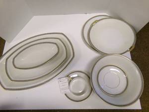 lot 89 image: Incomplete set but atleast a servin...