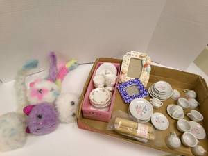 lot 147 image: Lot of Porcelain Tea sets and 4 fur...