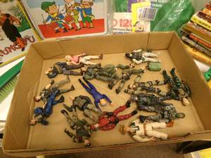 lot 152 image: Kungfu Lunch box, Snoppy puzzle, Vi...