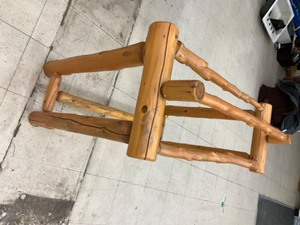 lot 114 image: Wooden blanket rack