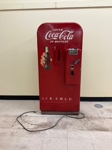 lot 3 image: Vintage Coke Machine